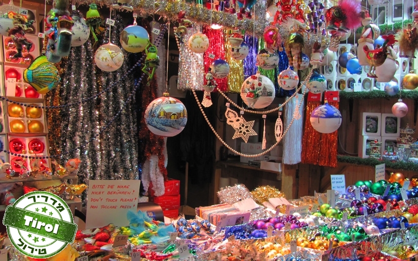 דוכן קישוטים לחג בשוק חג המולד